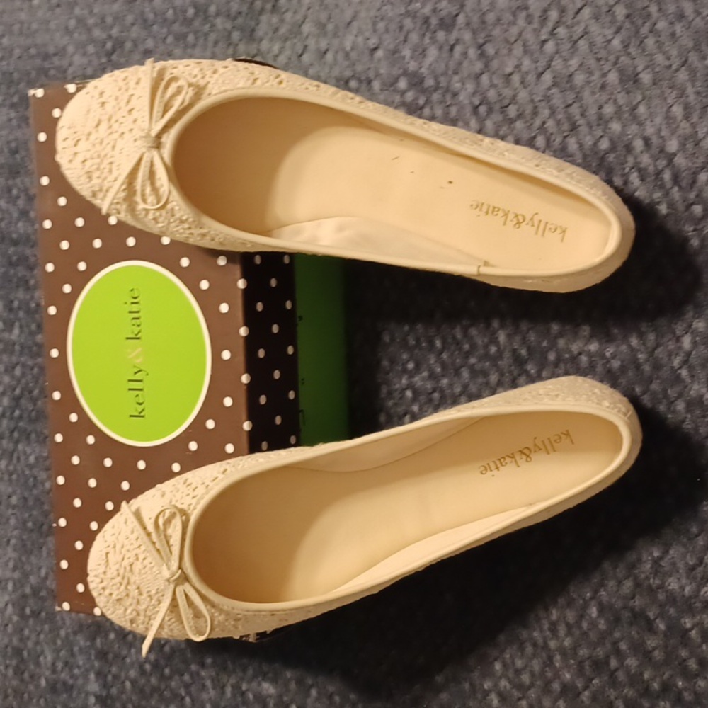 Kelly and Katie Beige Lacy Flats Size 11